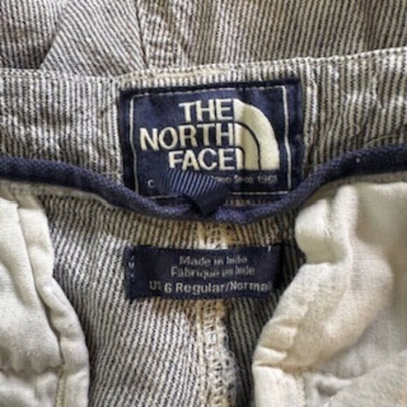 The North Face Blue/Gray Pinstripe Outdoor Adventure Women's Shorts in Size 6 - Picture 2 of 7